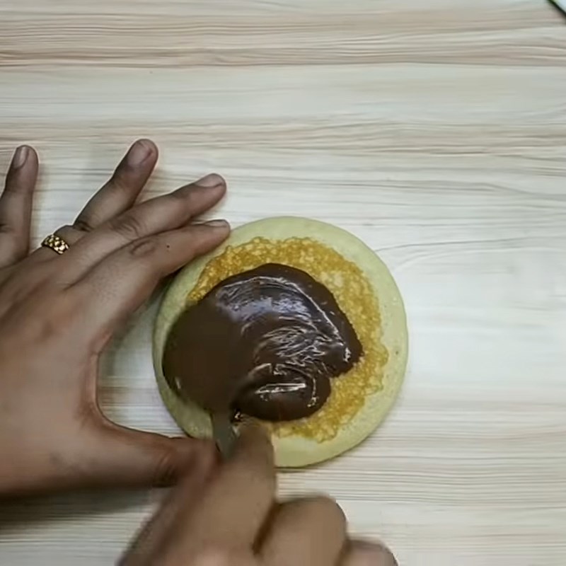 Bước 4 Phết nhân Bánh rán doremon - bánh rán dorayaki không cần bột nở và trứng