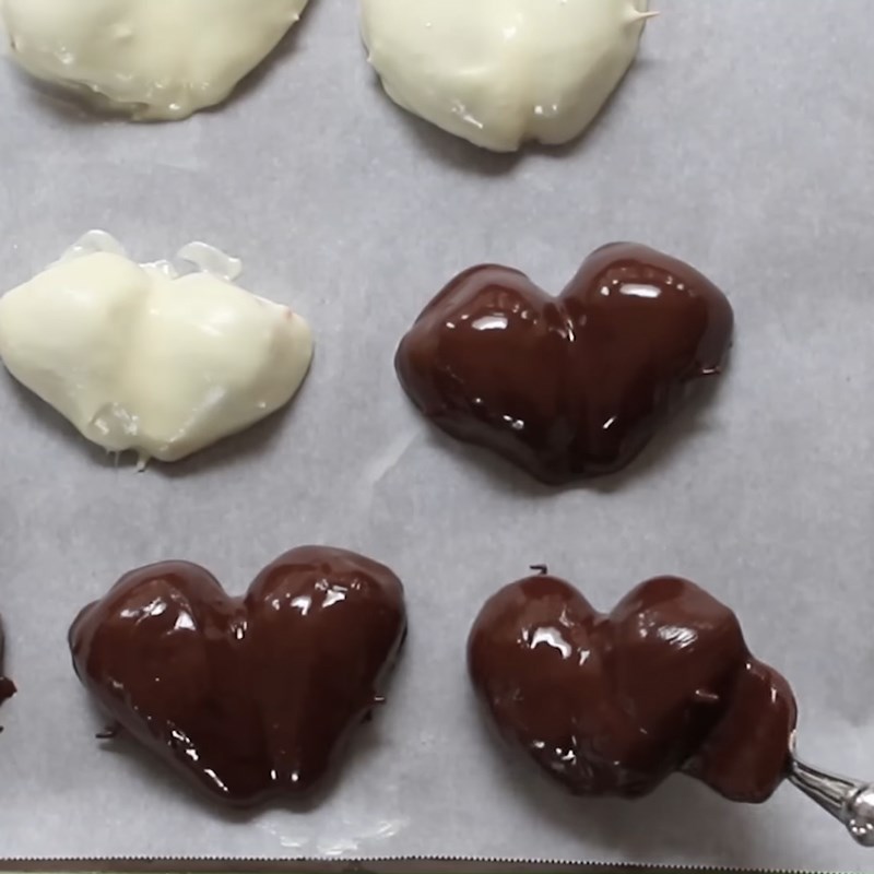 Bước 4 Phủ socola dâu tây Socola hình trái tim