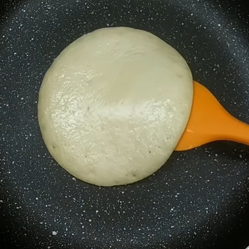 Bước 3 Rán bánh Bánh rán doremon - bánh rán dorayaki không cần bột nở và trứng