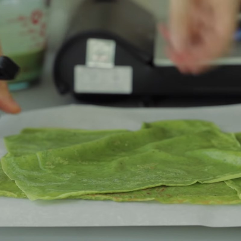 Bước 3 Rán vỏ bánh crepe Bánh crepe cuộn matcha