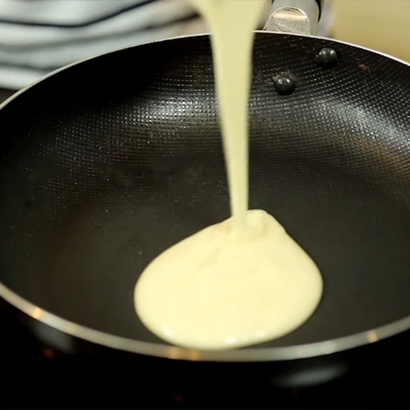 Bước 2 Rán vỏ bánh Pancake mặn
