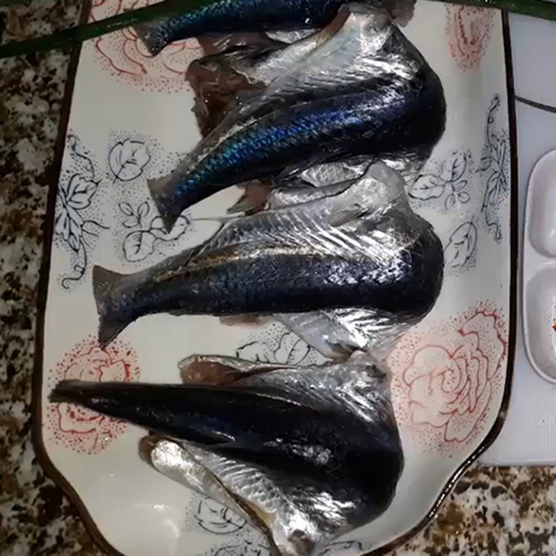 Bước 1 Sơ chế cá chuồn Cá chuồn chiên củ nén