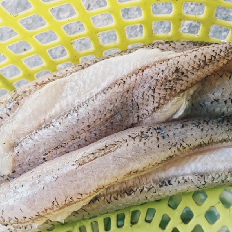Bước 1 Sơ chế cá côn trùng Cá mối rán sả ớt