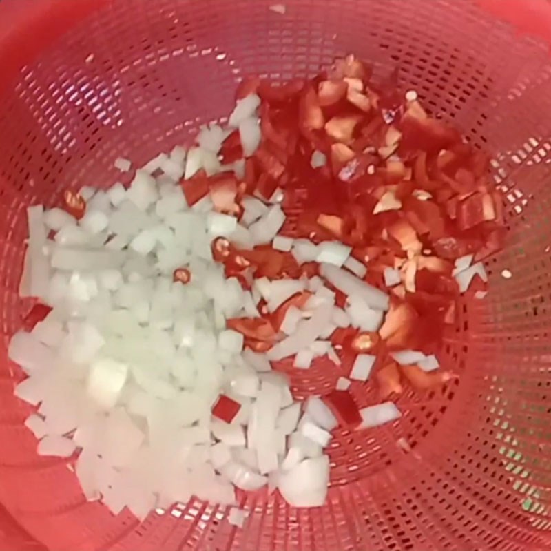 Bước 2 Sơ chế các nguyên liệu khác Cá tai tượng chiên xù sốt chua ngọt