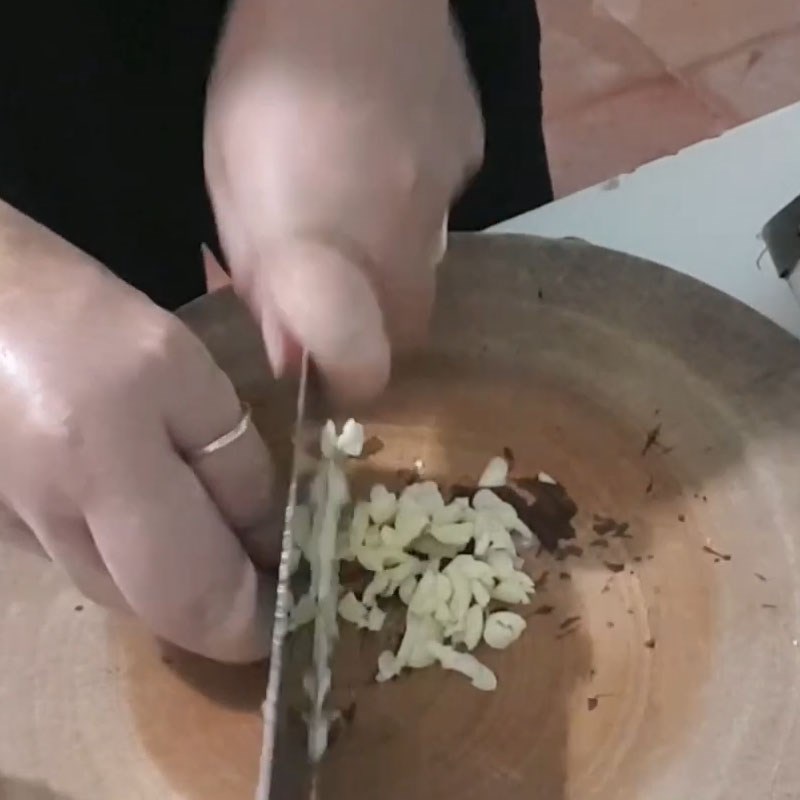 Bước 2 Sơ chế các nguyên liệu khác Ốc dừa xào bơ