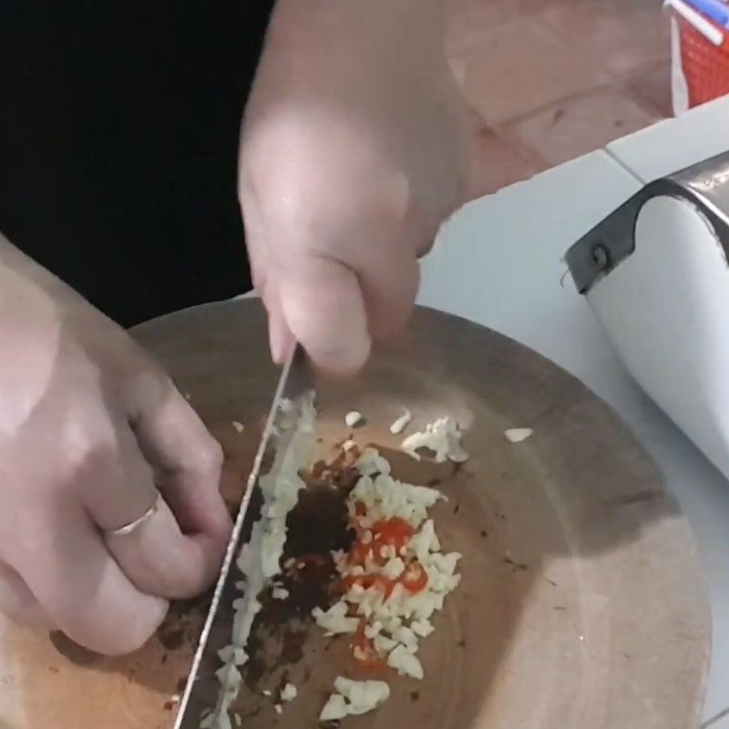 Bước 2 Sơ chế các nguyên liệu khác Ốc dừa xào bơ