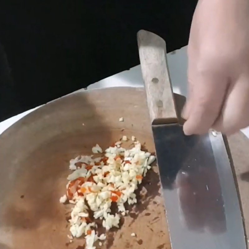 Bước 2 Sơ chế các nguyên liệu khác Ốc dừa xào bơ