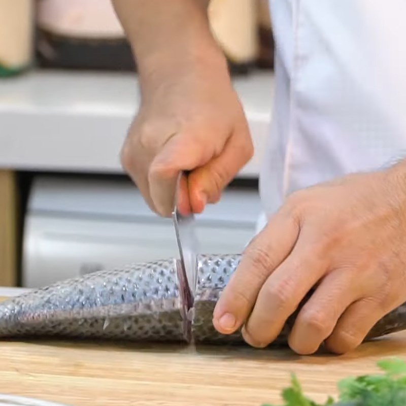 Bước 1 Sơ chế các nguyên liệu và luộc cá Cháo cá Bắc Ninh