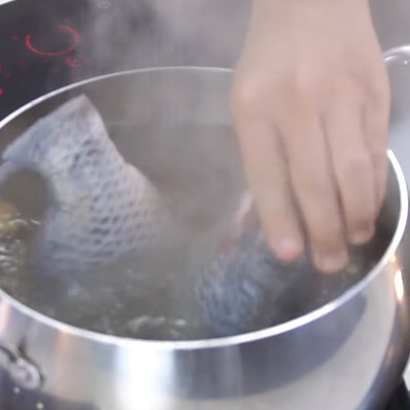 Bước 1 Sơ chế các nguyên liệu và luộc cá Cháo cá Bắc Ninh