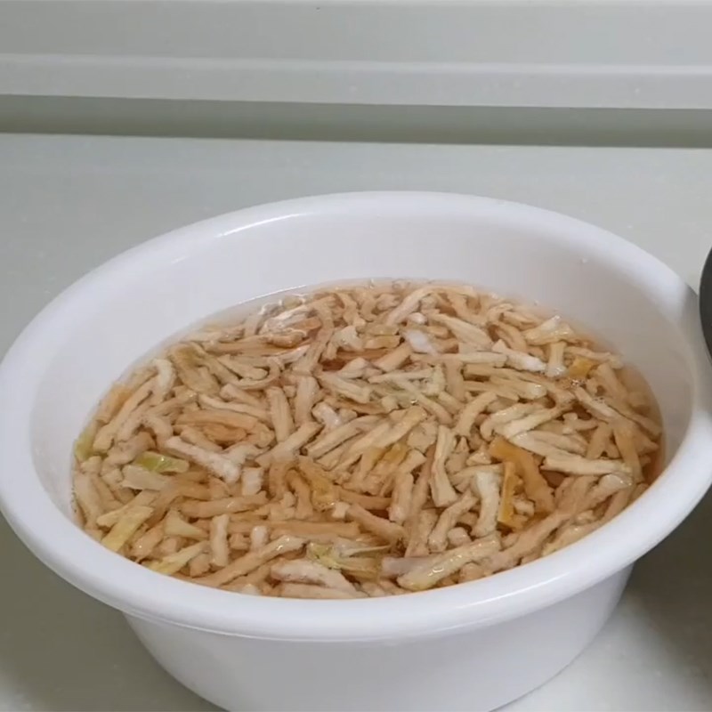 Bước 1 Sơ chế củ cải Củ cải khô trộn mặn ngọt