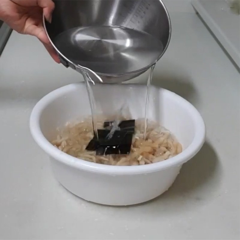 Bước 1 Sơ chế củ cải Củ cải khô trộn mặn ngọt