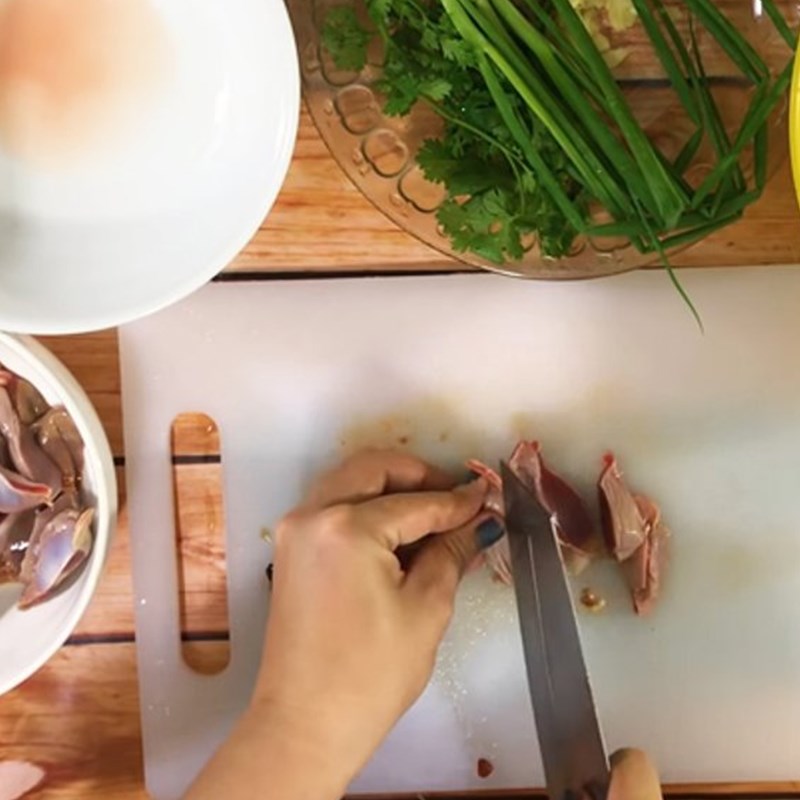 Cách 1 Sơ chế lòng kê Lòng con gà xào dứa (thơm)