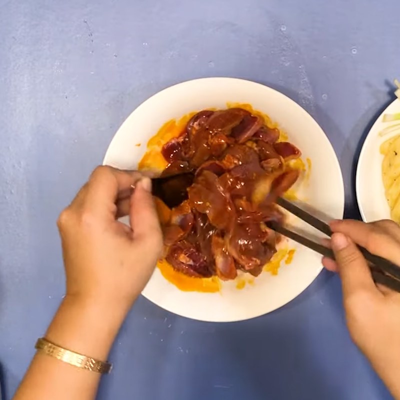 Bước 1 Sơ chế lòng gà Lòng gà xào dứa (thơm)