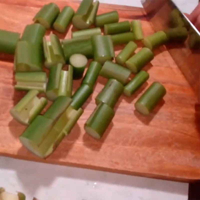 Bước 2 Sơ chế nguyên liệu Mùng chua Nghệ An