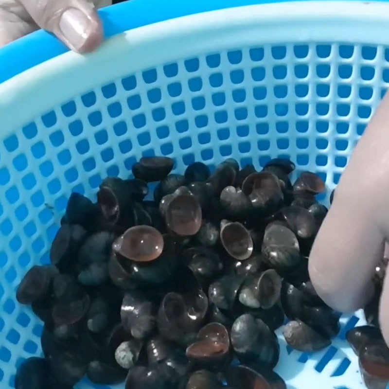 Bước 1 Sơ chế ốc dừa Ốc dừa xào bơ