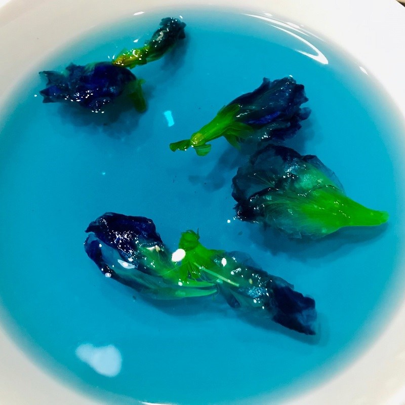 Bước 1 Sơ chế nguyên liệu Cơm hoa đậu biếc