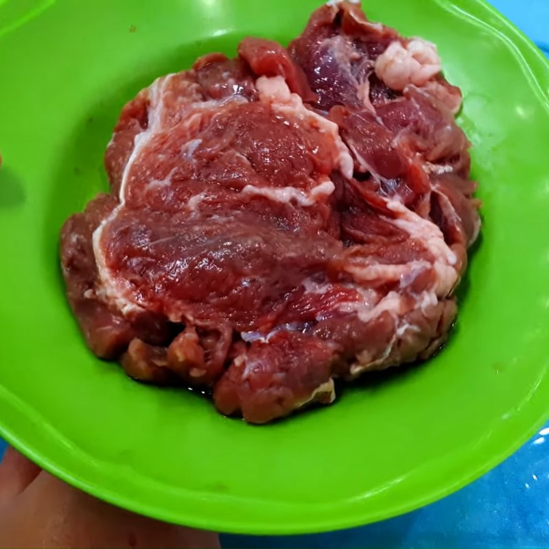 Bước 1 Sơ chế thịt bò Thịt bò kho củ cải trắng