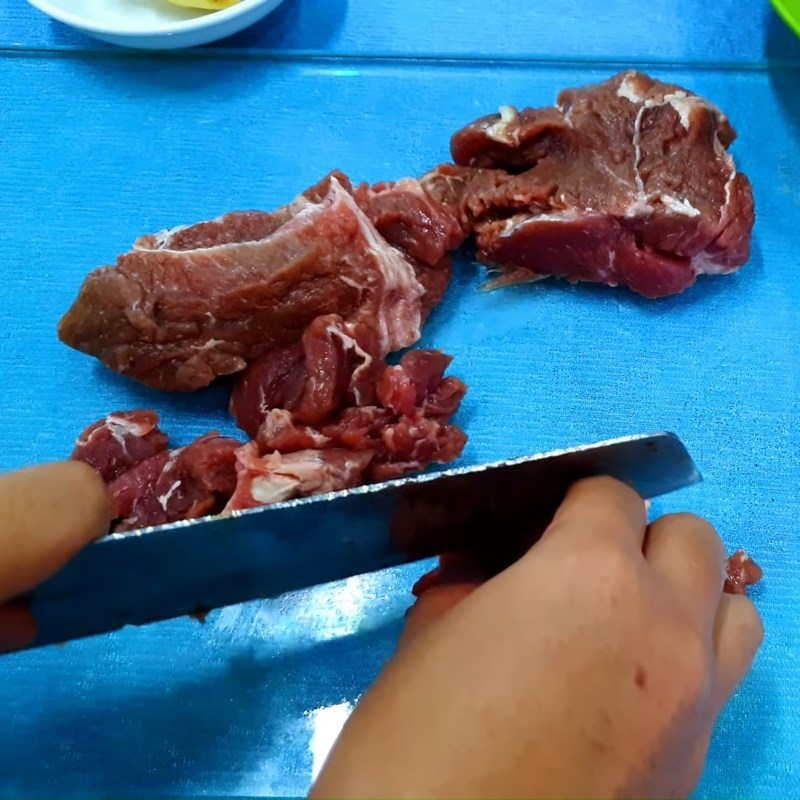 Bước 1 Sơ chế thịt bò Thịt bò kho củ cải trắng