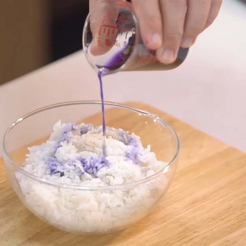 Bước 2 Trộn và chiên cơm hoa đậu biếc Cơm hoa đậu biếc