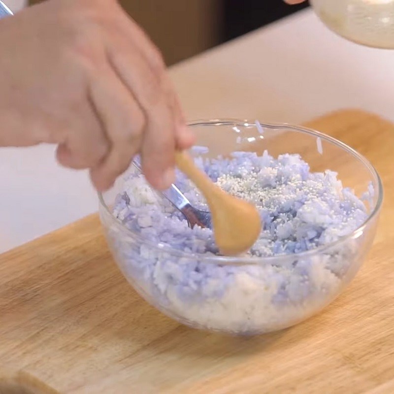 Bước 2 Trộn và chiên cơm hoa đậu biếc Cơm hoa đậu biếc