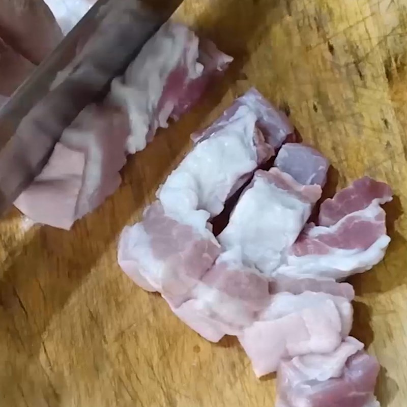 Dùng dao cắt thịt thành lát có độ dày cỡ 1/2 lóng ngón tay