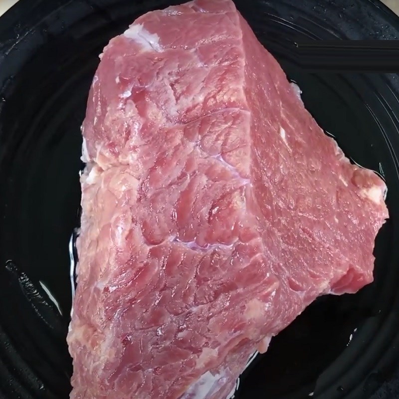 Bước 1 Sơ chế và luộc thịt bò Gỏi bò rau húng lũi