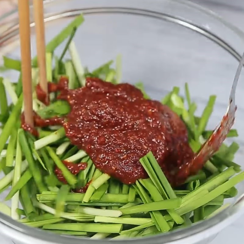 Bước 3 Sơ chế và trộn hẹ Khấu linh nướng