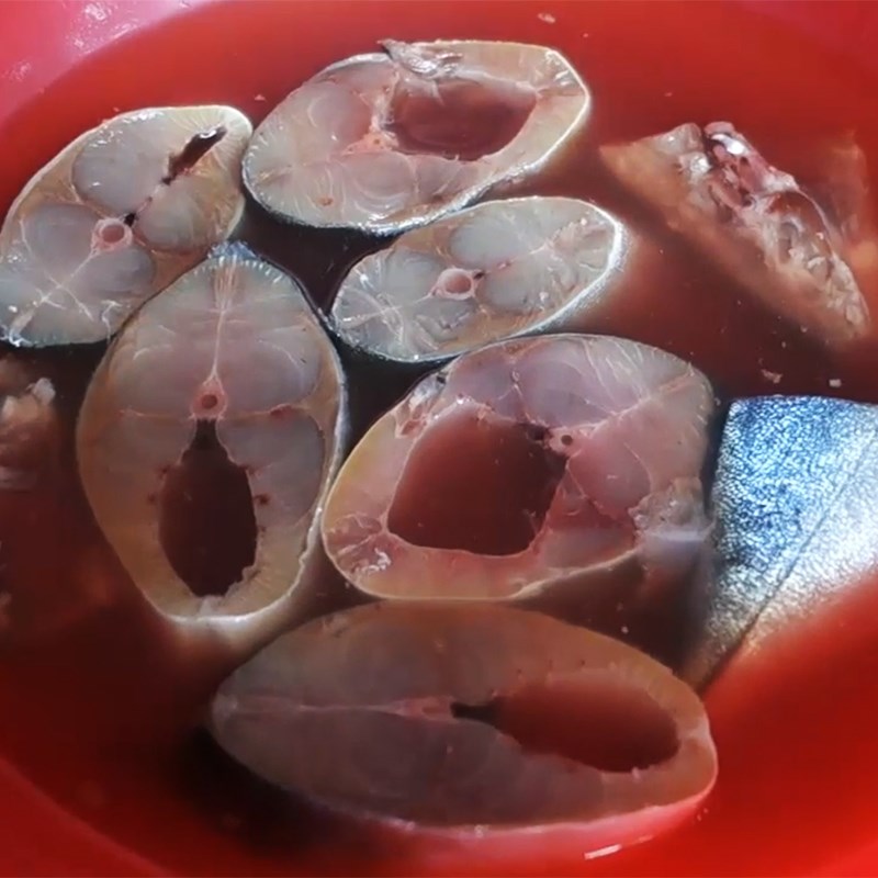 Bước 1 Sơ chế và ướp cá cam Bún cá cam