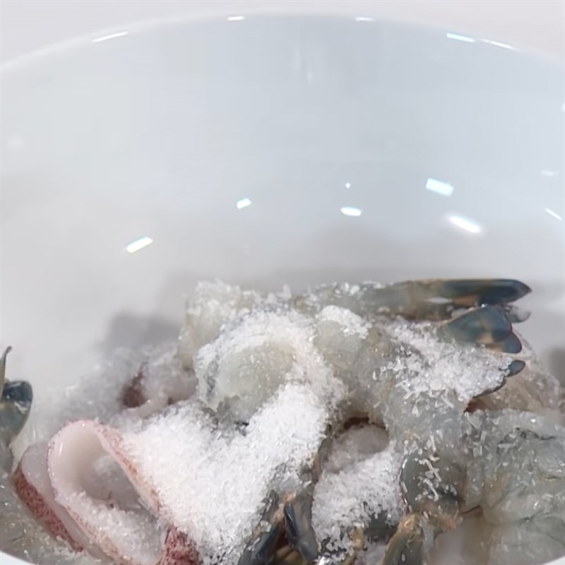 Bước 1 Sơ chế và ướp tôm mực Bún xào hải sản