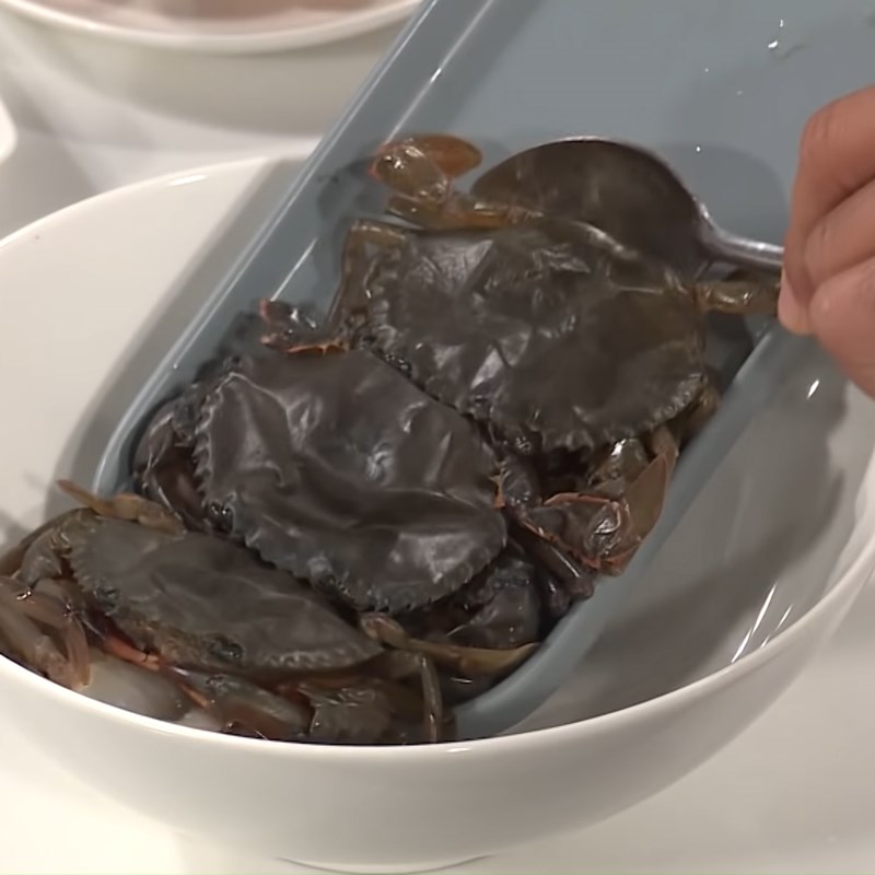 Bước 1 Sơ chế cua lột Burger cua lột