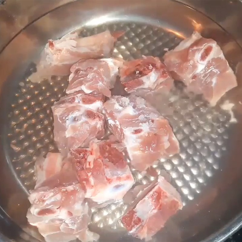 Bước 2 Sơ chế xương heo Canh củ từ nấu sườn