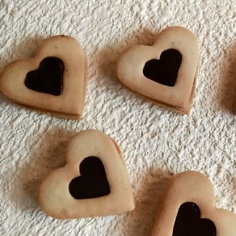 Cách làm bánh quy bơ hình trái tim đơn giản cho ngày lễ tình nhân: Làm thế nào để trở thành người âm thầm giỏi nấu ăn? Hãy xem hình trái tim trên chiếc bánh quy thơm ngon này! Đây là món quà tuyệt vời cho người bạn yêu của bạn trong Ngày Lễ Tình Nhân.