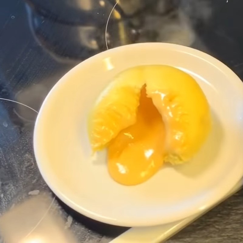 Bước 6 Thành phẩm Bánh bao kim sa vỏ vàng nhân trứng muối