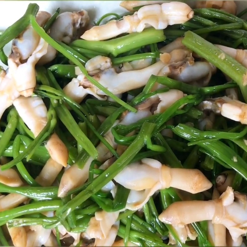 Ốc Móng Tay Xào Rau Muống là món ăn bổ dưỡng quen thuộc trong các bữa ăn gia đình tại miền quê Việt Nam. Hãy theo dõi video và học cách chế biến món ăn này để tạo ra những bữa ăn thật ngon miệng, đầy dinh dưỡng.