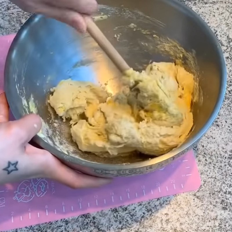 Bước 3 Trộn bột bánh bao Bánh bao kim sa vỏ vàng nhân trứng muối