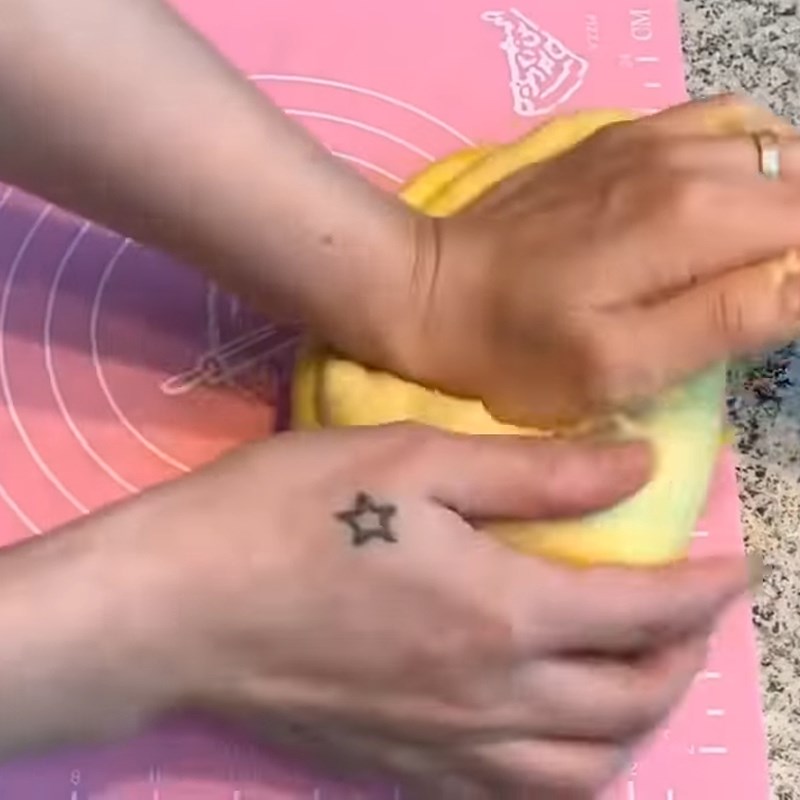 Bước 3 Trộn bột bánh bao Bánh bao kim sa vỏ vàng nhân trứng muối