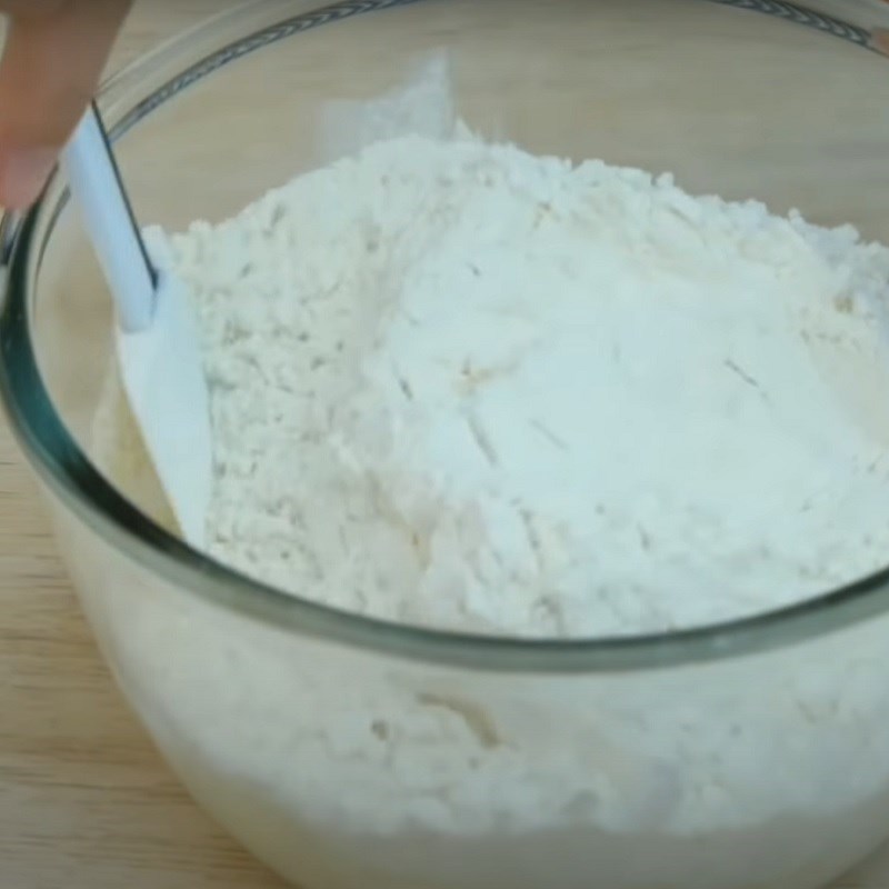 Bước 1 Trộn bột bánh mì Bánh mì chiên sốt socola