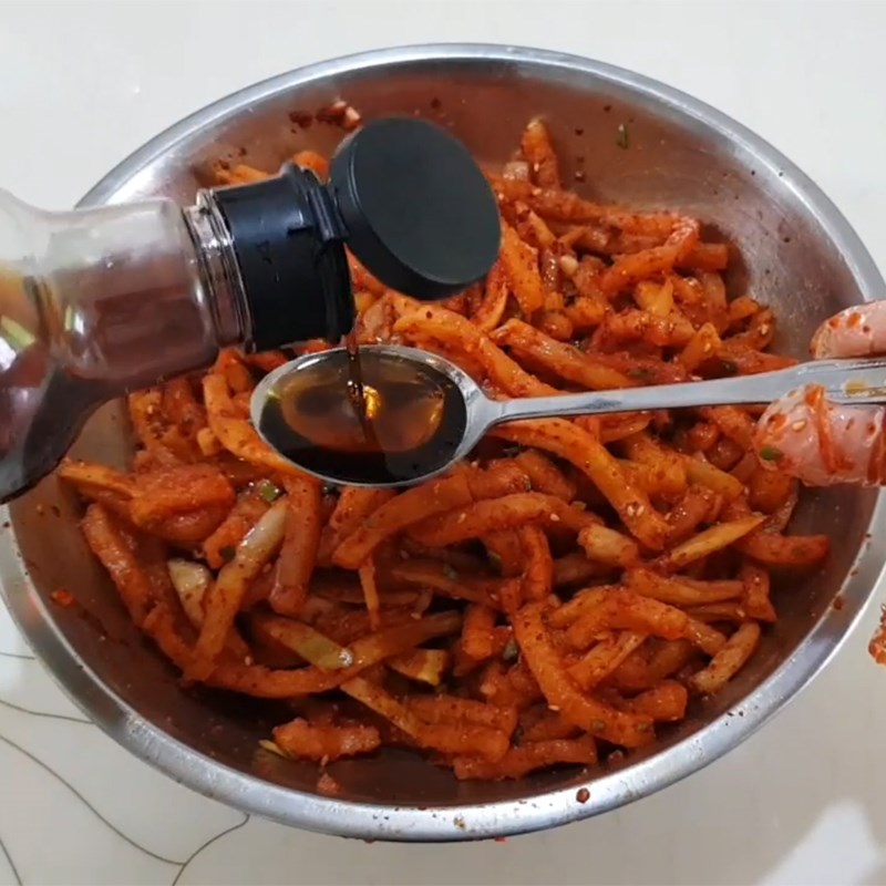 Bước 2 Trộn củ cải Củ cải khô trộn mặn ngọt