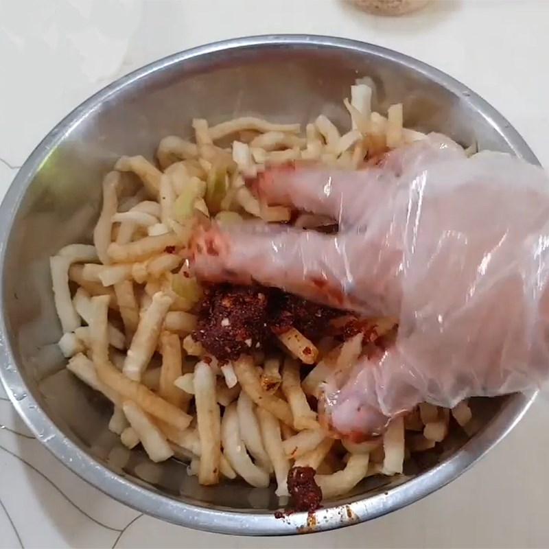 Bước 2 Trộn củ cải Củ cải khô trộn mặn ngọt