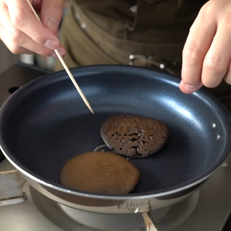 Bước 3 Trộn hỗn hợp bột và rán bánh Bánh rán doremon (dorayaki) socola nhân kem bạc hà