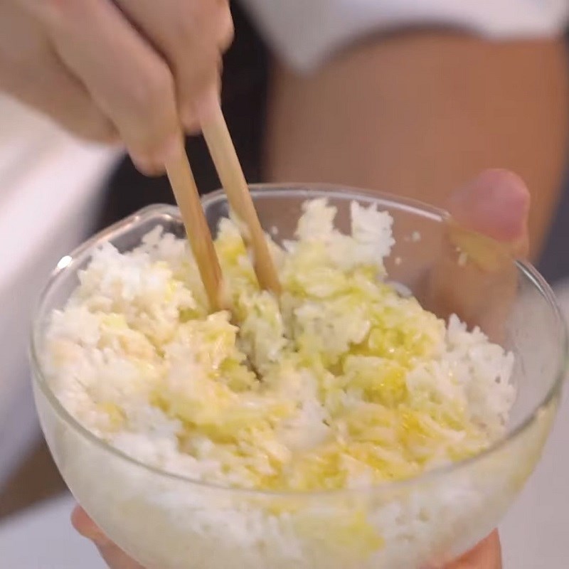 Bước 3 Trộn và chiên cơm Cơm chiên hoàng bào