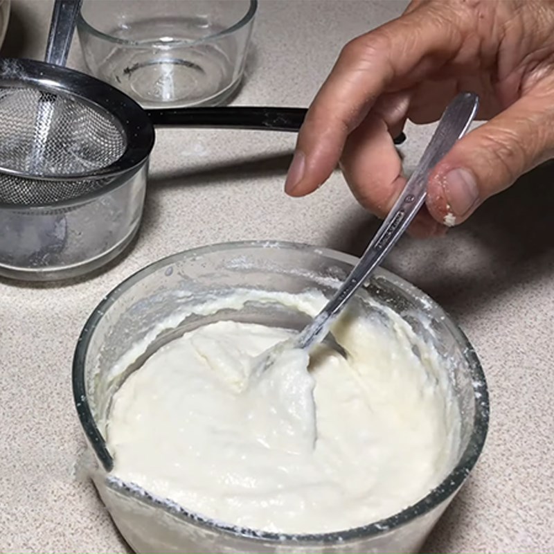 Bước 2 Trộn hỗn hợp bột trứng Bánh bông lan hạnh nhân sữa chua Hy Lạp