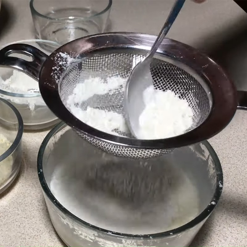 Bước 2 Trộn hỗn hợp bột trứng Bánh bông lan hạnh nhân sữa chua Hy Lạp