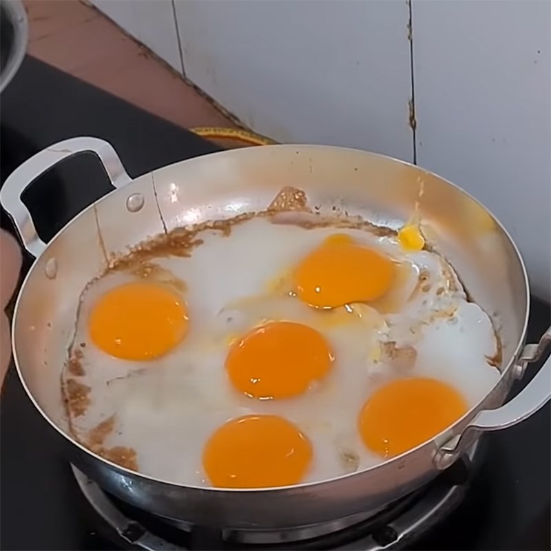 Bước 2 Kho trứng Trứng kho cháy cạnh