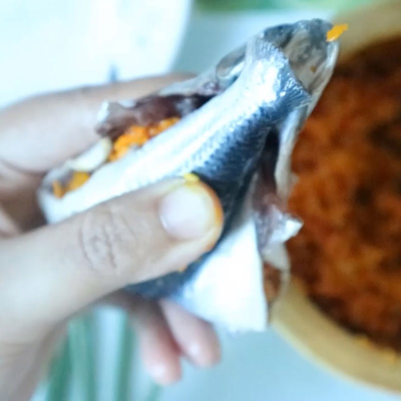Bước 3 Ướp cá Cá chuồn chiên nghệ