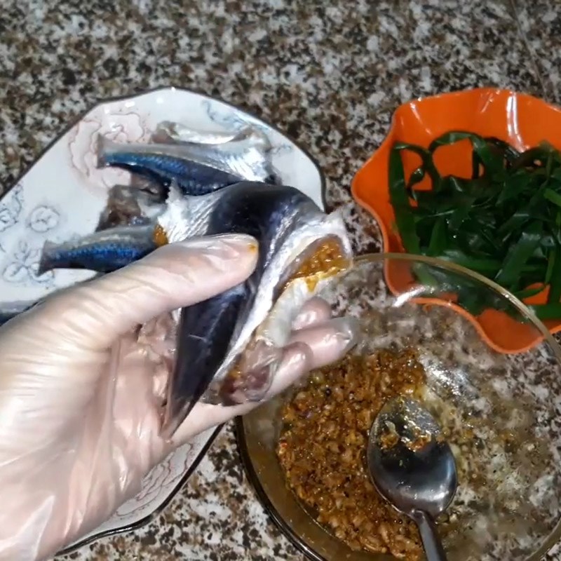 Bước 4 Ướp cá Cá chuồn chiên củ nén