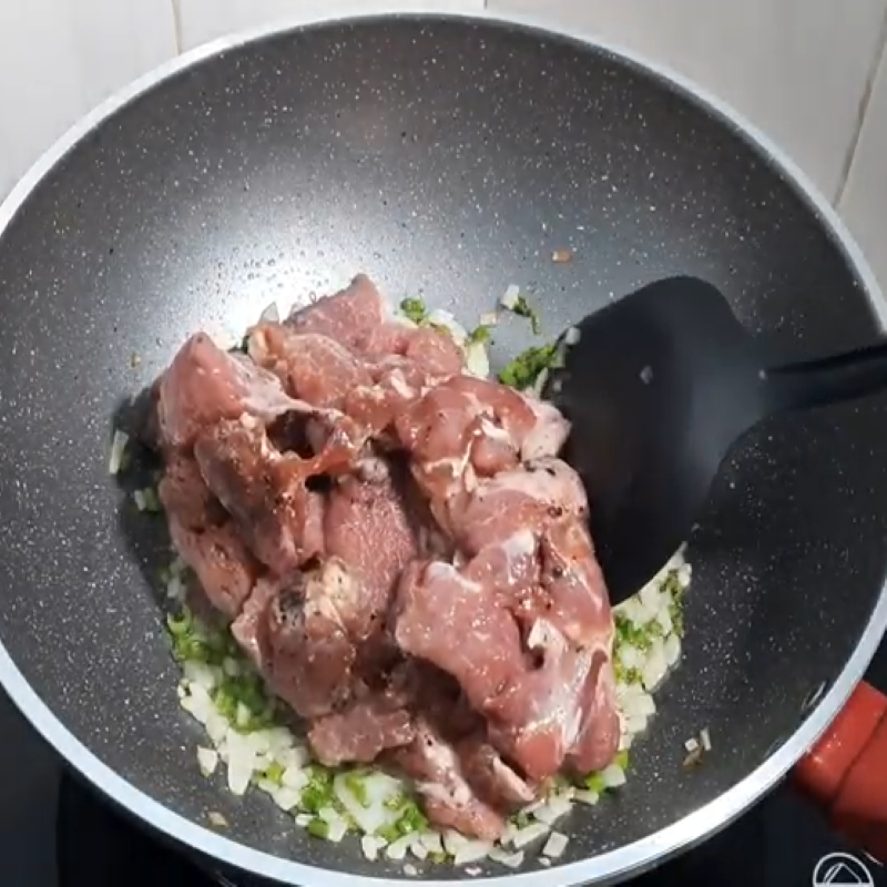 Bước 2 Ướp gia vị và xào thịt bò Bò nấu nho tươi