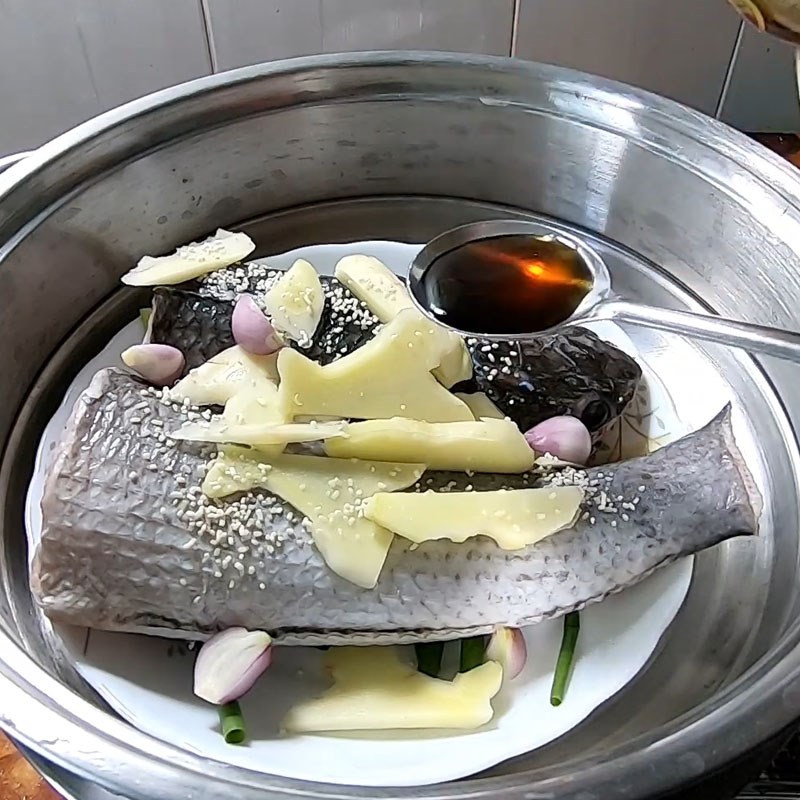 Bước 3 Ướp và hấp cá Cá lóc hấp dưa cải (cải chua)