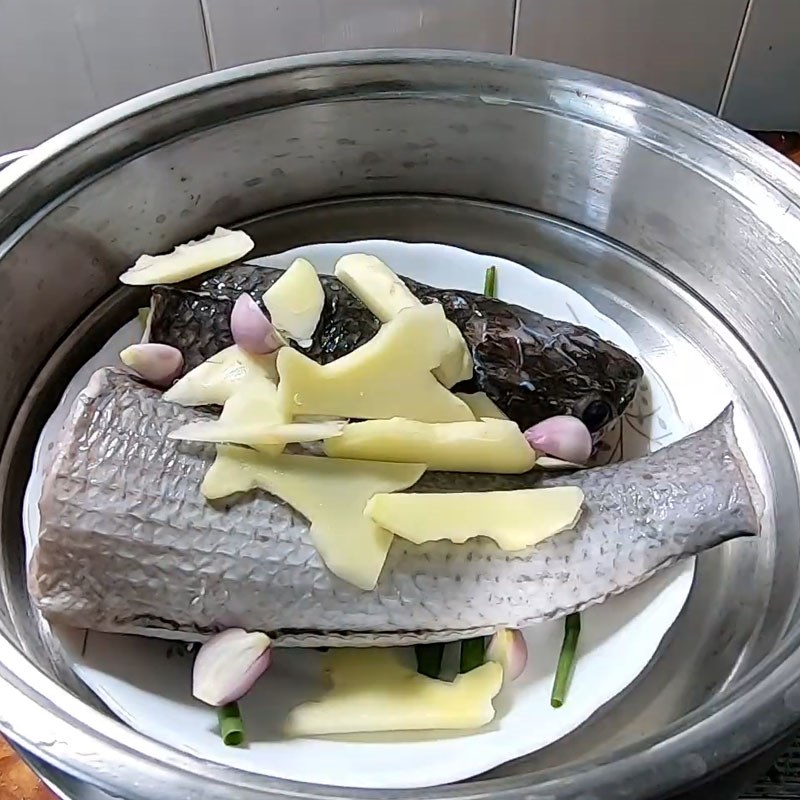 Bước 3 Ướp và hấp cá Cá lóc hấp dưa cải (cải chua)
