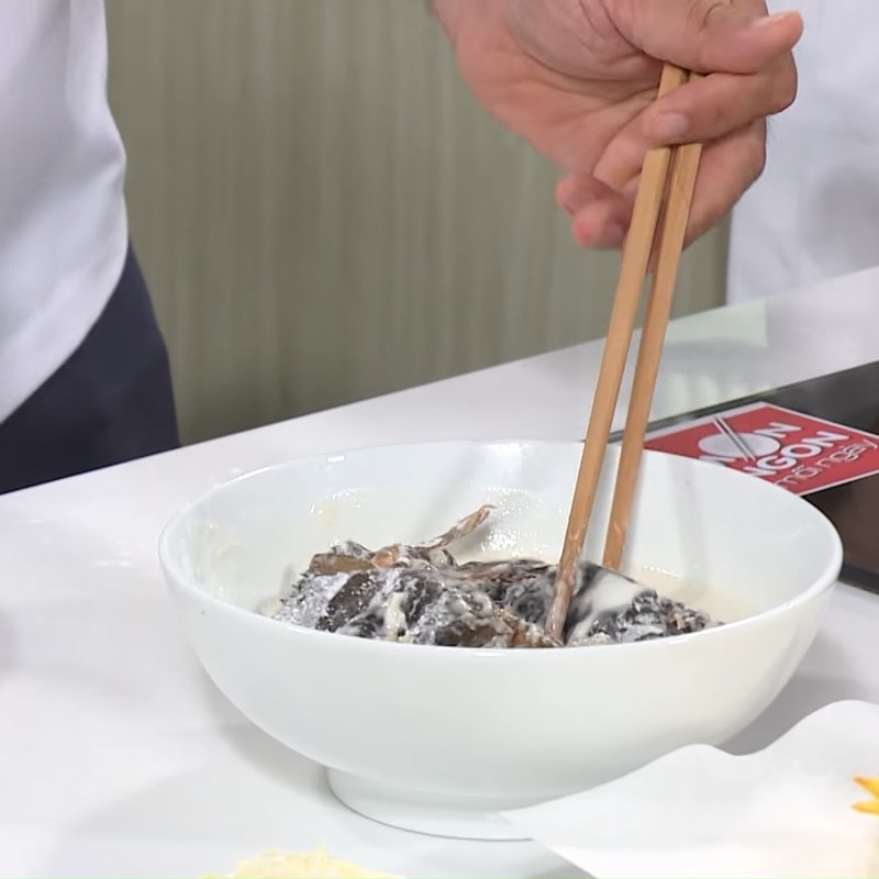 Bước 3 Ướp và chiên cua Burger cua lột